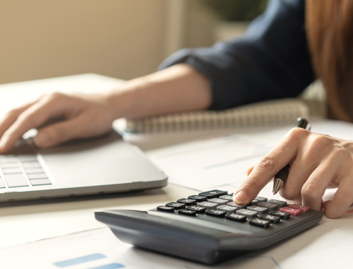 Finanzierung für Arbeitssuchende - Frau plant ihr Budget mit Taschenrechner