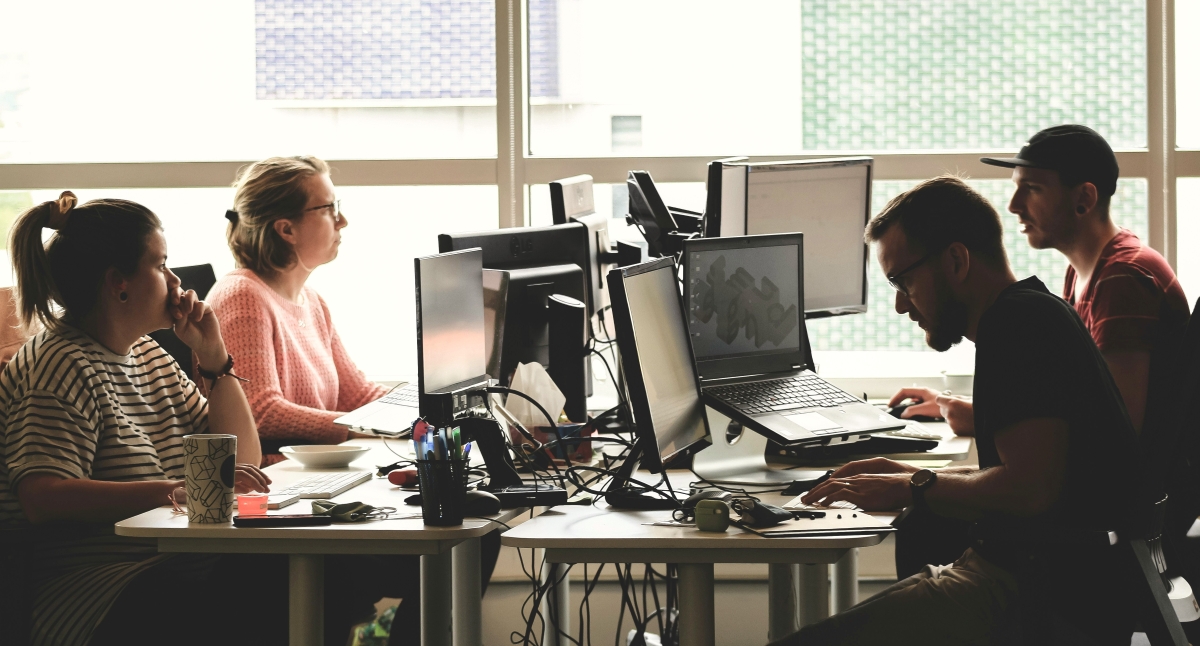 Qualifizierungschancengesetz - vier Personen im Büro arbeiten an ihren Rechnern